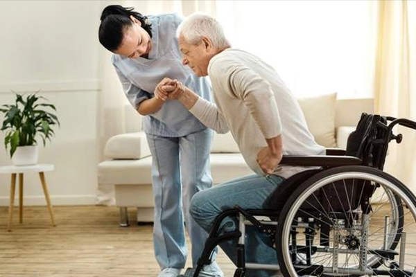 护工要给病人端屎端尿吗 护工要给病人端屎端尿吗