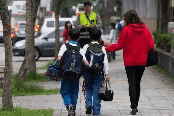 有专门接送小孩的钟点工吗 有专门接送小孩的钟点工吗