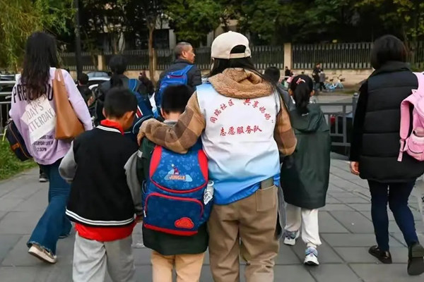 接送孩子保姆多少钱一个月 接送孩子保姆多少钱一个月